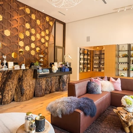 Viva Domain Northside's lobby welcomes guests with a sophisticated fusion of warm natural elements and modern features.